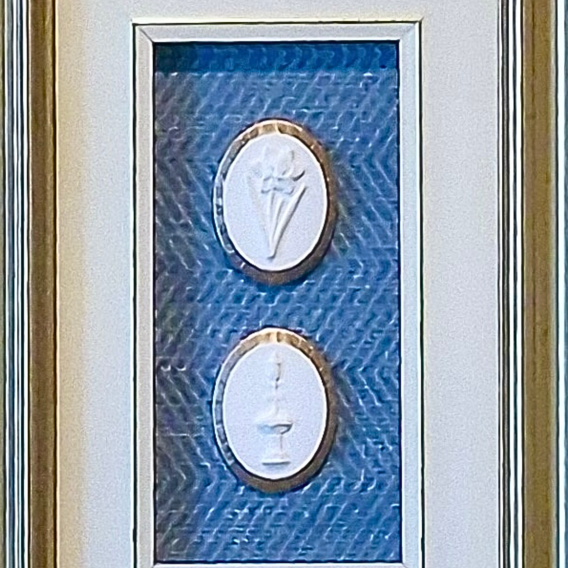 Blue Current – Fountain & Daffodil Intaglios