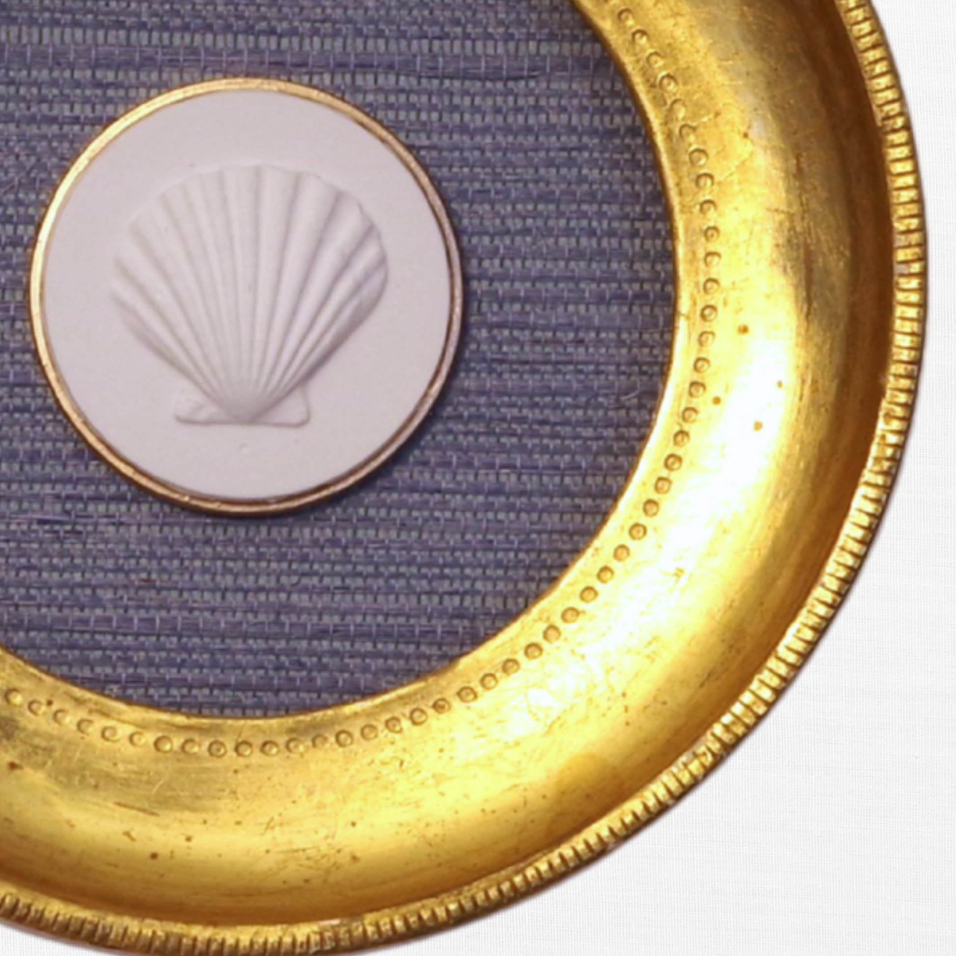 Gilded Tide – Scallop Shell Round Framed Intaglio
